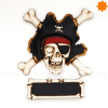 Antigua placa informativa con forma de esqueleto pirata