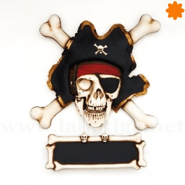 Antigua placa informativa con forma de esqueleto pirata