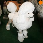 Estatua de un perro caniche de tamaño real en color blanco