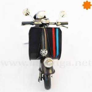 Figura de una Vespa de metal de color negro