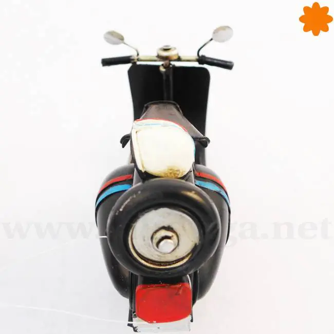 Moto Vespa primavera con rueda de recambio Moto Vespa primavera con rueda de recambio