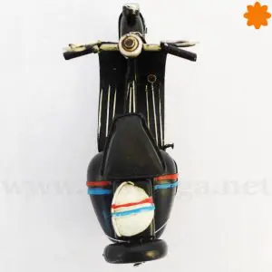 MotoVespa primavera con rueda de recambio fabricada en metal