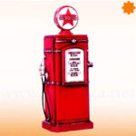 Mueble surtidor de gasolina clásico de color rojo