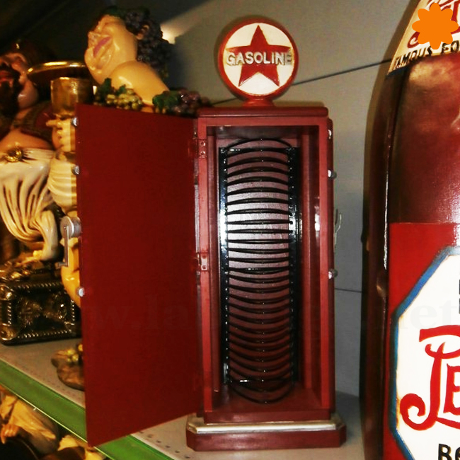 Mueble surtidor de gasolina clásico de color rojo y negro Mueble surtidor de gasolina clásico de color rojo y negro