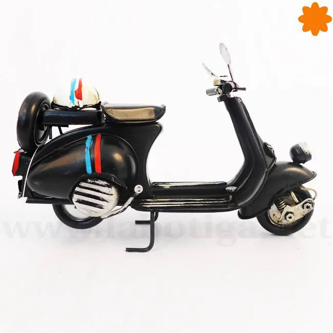 Vespa primavera con caja detrás fabricada con metal Vespa primavera con caja detrás fabricada con metal