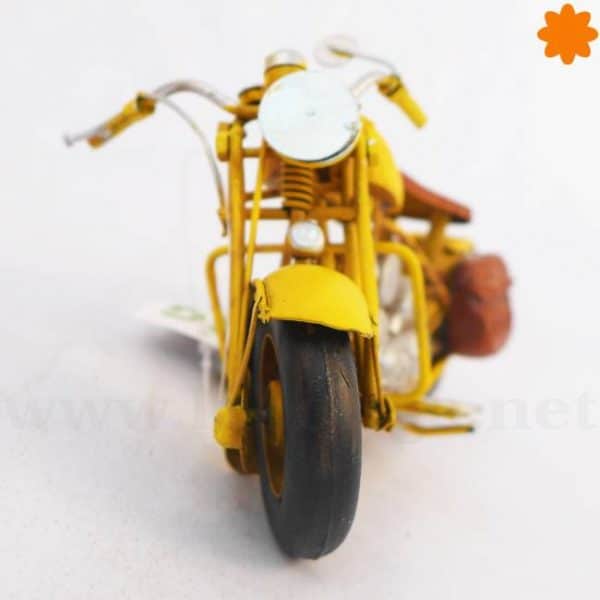reproducción de motocicleta metálica retro de color amarillo