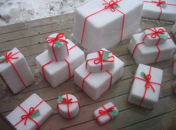 paquetes de regalo hechos de nieve