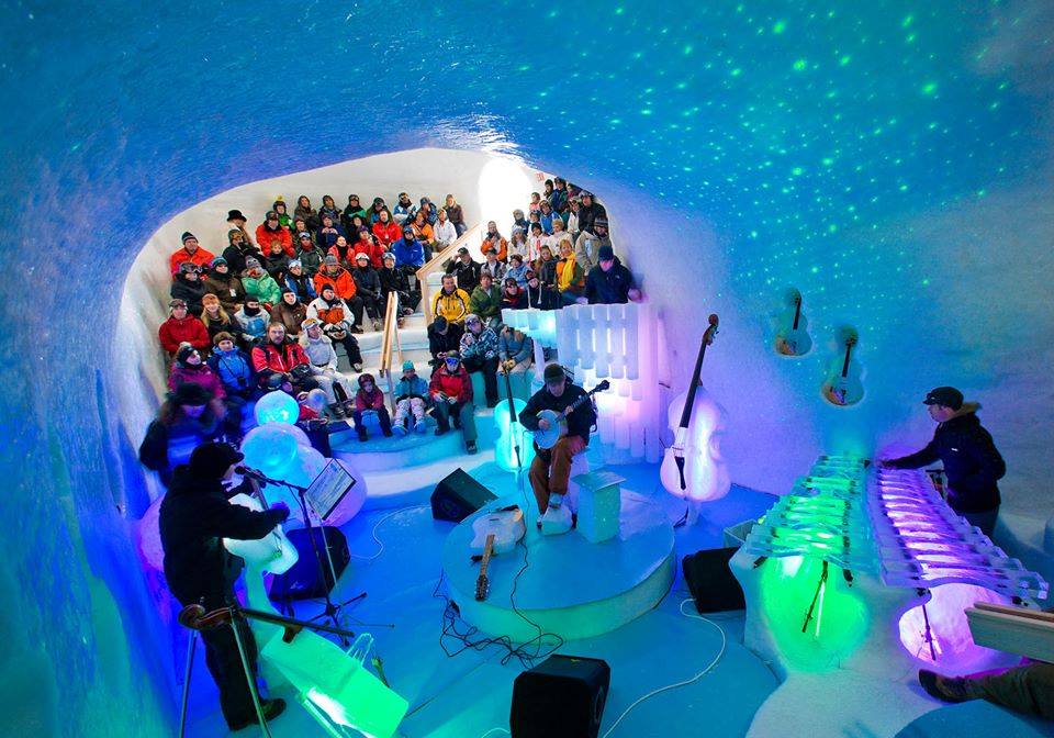 Concierto en una cueva de hielo con instrumentos