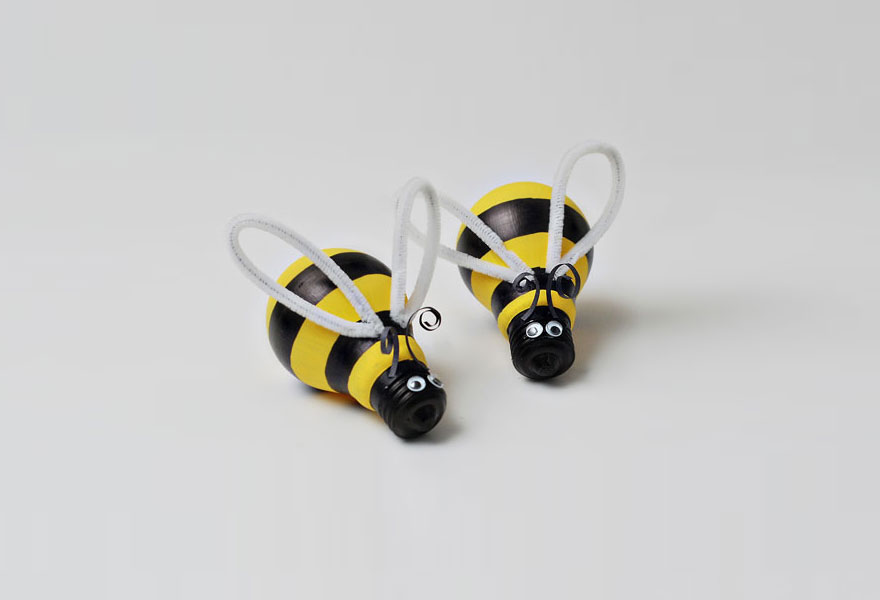 Figura de un par de abejas realizados con bombillas