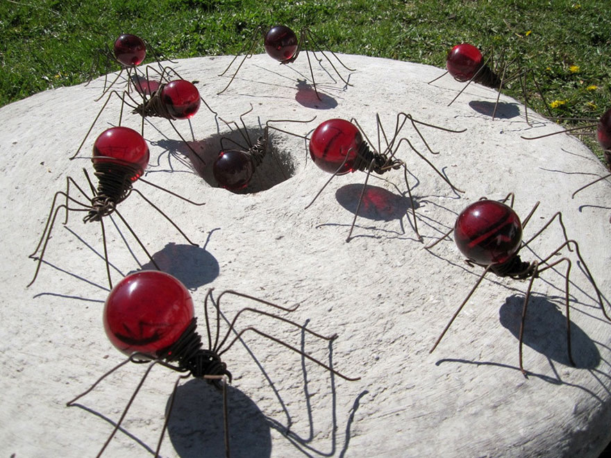Originales ormigas realizadas con bombillas recicladas