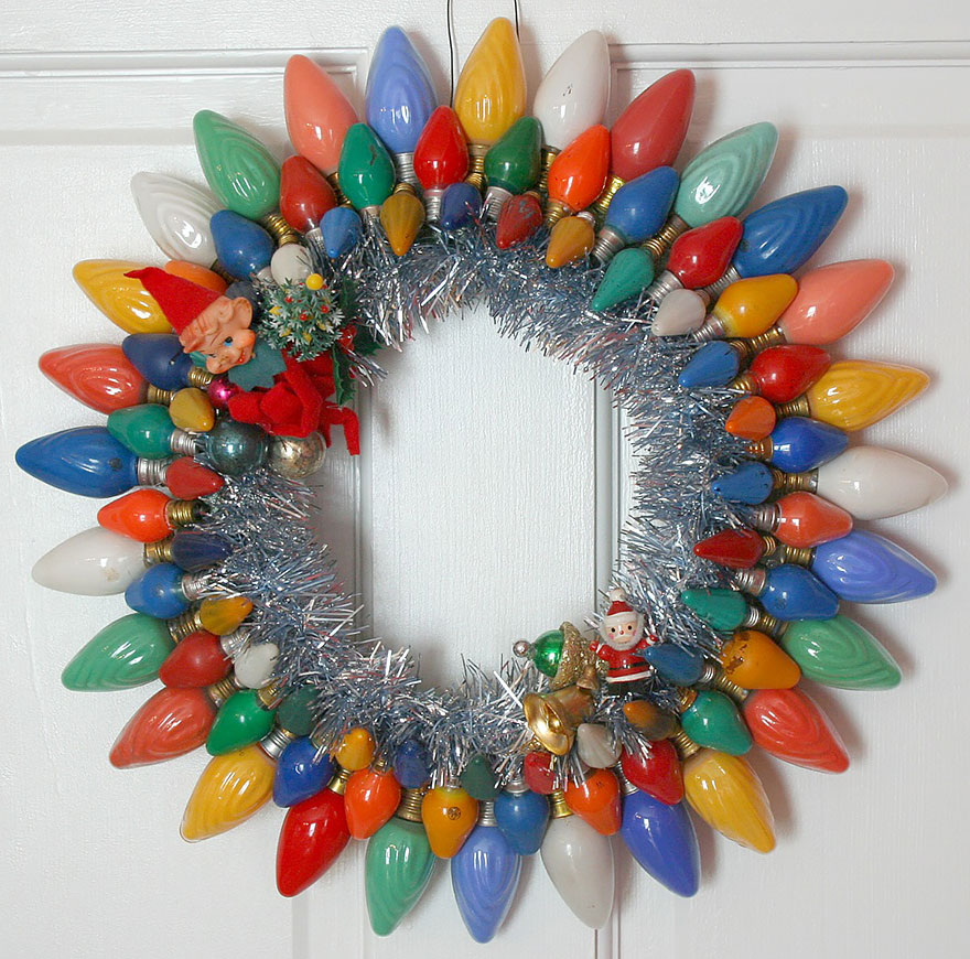 corona de navidad para la puerta con bombillas recicladas