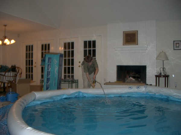 llenando la piscina interior
