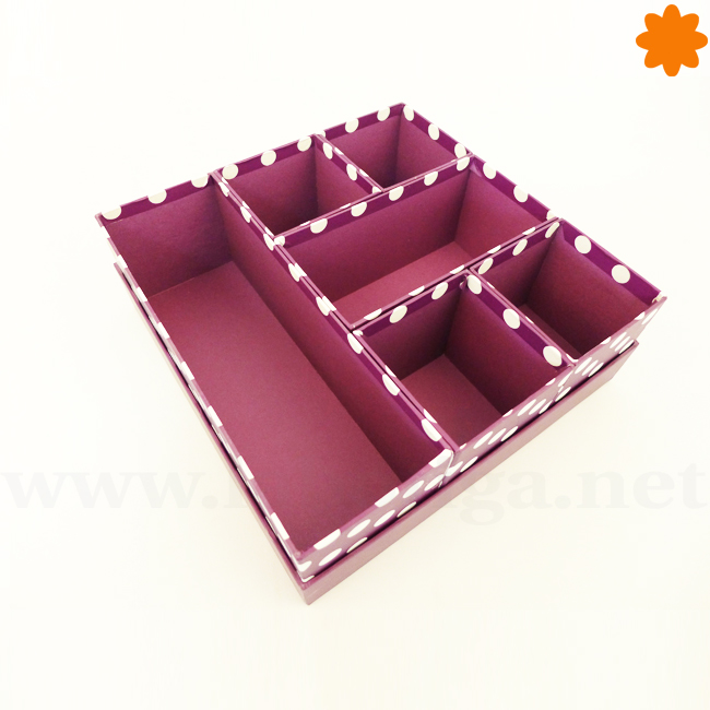 caja_de_cart_n_con_compartimentos_de_color_morado_y_topos_