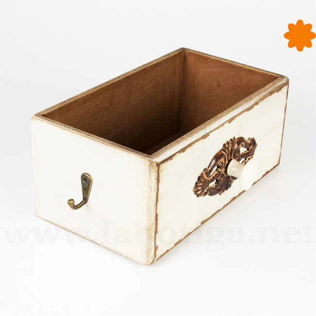 cajon_de_estilo_victoriano_en_color_crema_con_ganchos_de_metal_