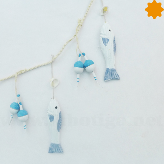colgante_de_peces_y_boyas_de_madera_en_color_azul_y_blanco