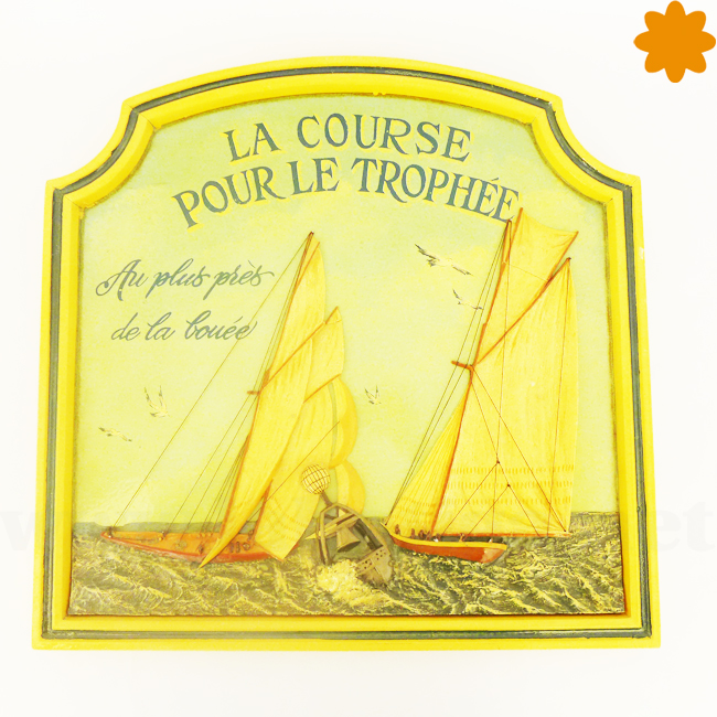 Cuadro La Course con veleros y marco de color amarillo