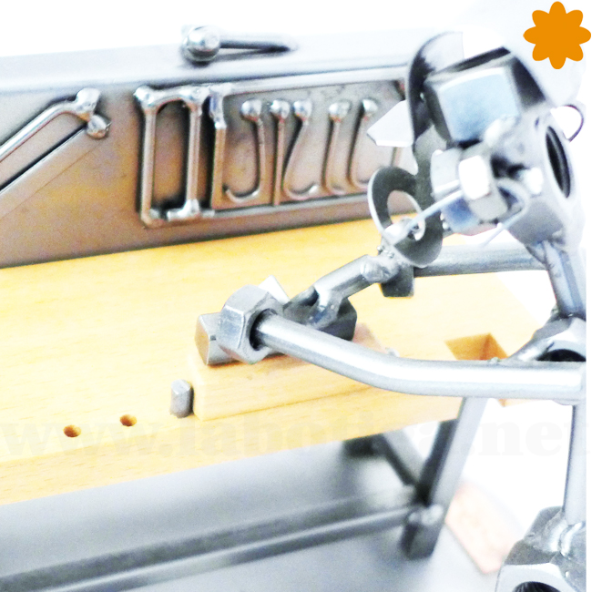 curiosa_figura_meta_lica_de_herrero_en_su_mesa_de_trabajo