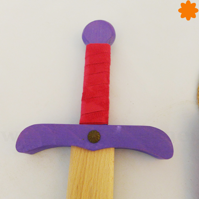 espada_rosa_y_lila_de_madera_para_regalar_a_una_nina