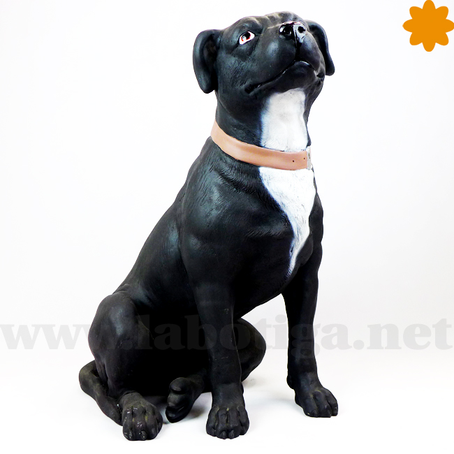 figura_de_tamano_real_de_perro_staffordshire_terrier_color_blanco_y_negro
