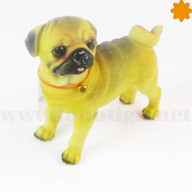 Figura de un joven perro Pug en posicion de alerta