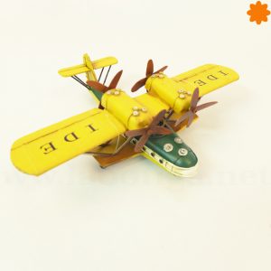 Avión decorativo de hojalata color amarillo y verde