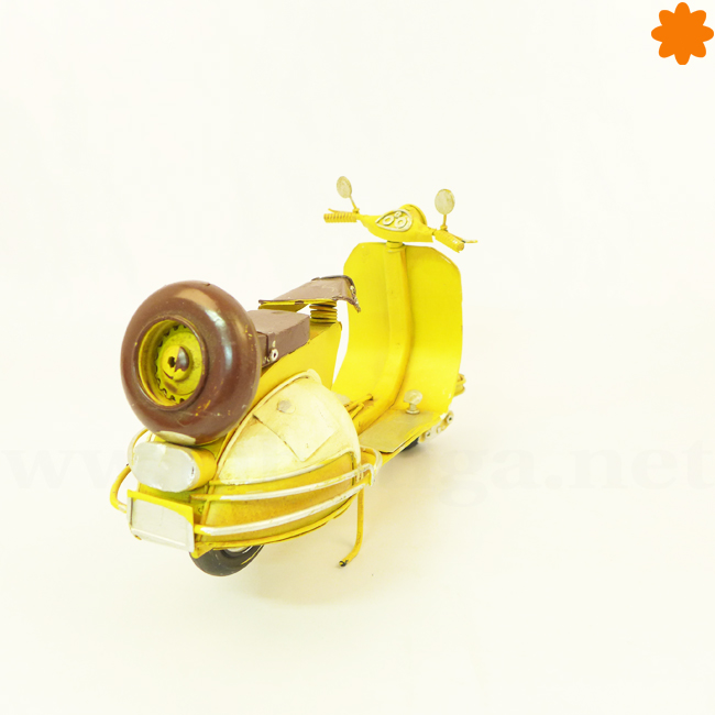 replica_de_vespa_en_color_amarillo