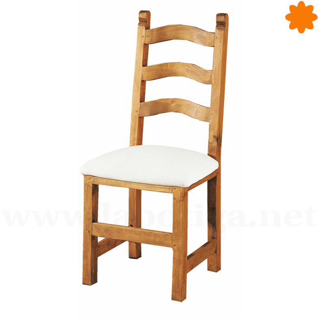silla_clasica_con_acolchado_y_listones_arqueados_en_el_reposador