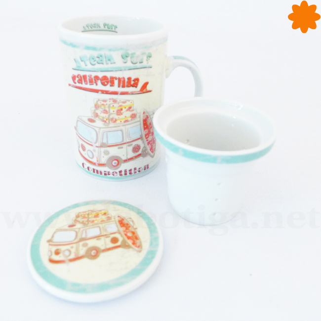 Taza retro para el té con un filtro y tapa de porcelana