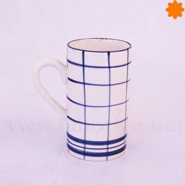 Taza de café con cuadros azules