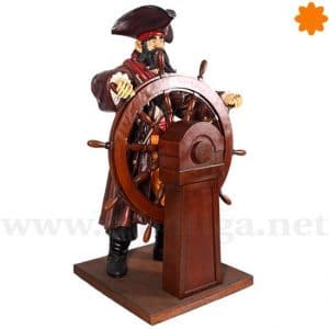 Figura de tamaño real de un timonel pirata llevando el timón del barco