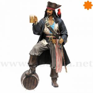 Figura del pirata Jack Sparrow tomando cerveza a tamaño real