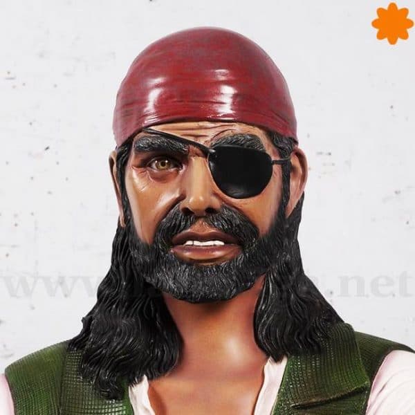 Pirata sentado con pañuelo en la cabeza