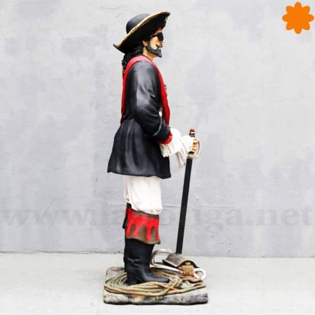 capitán pirata de pie con cuerda y cofre