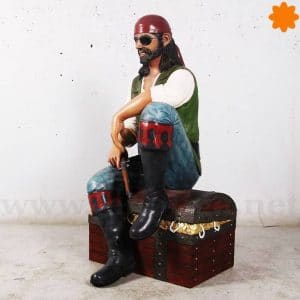 figura de pirata de tamaño real sentado