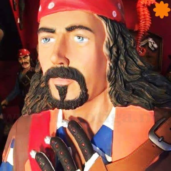 figura de tamaño real de un pirata con espada y barril