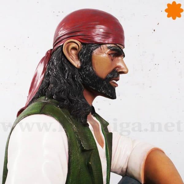 pirata sentado con barba negra