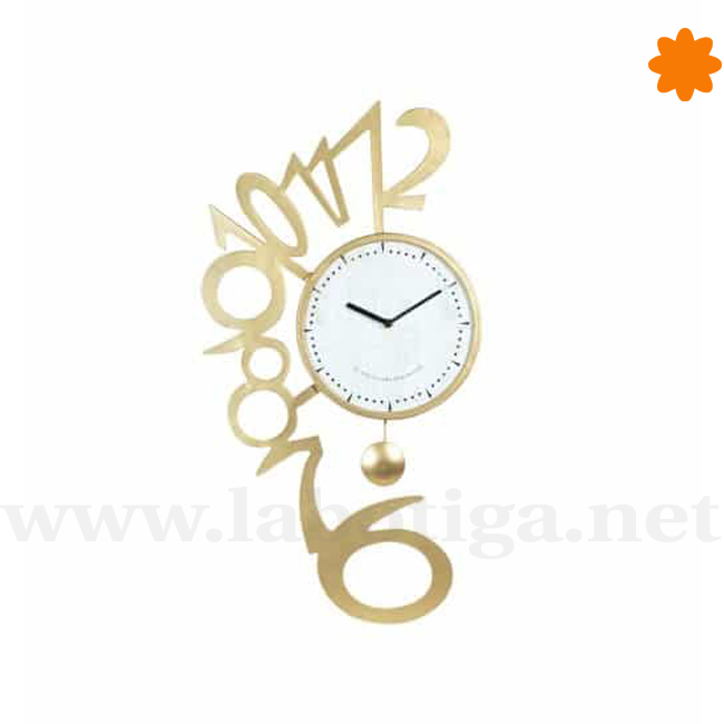 Moderno reloj de pared dorado con péndulo y grandes números Moderno reloj de pared dorado con péndulo y grandes números