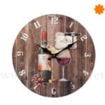 Reloj de pared vintage con botella y copa de vino