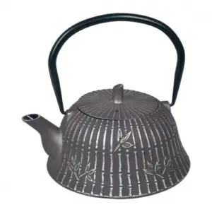 Gran tetera de hierro fundido de color negro mate