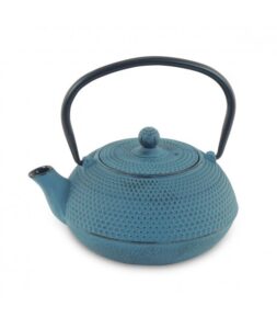 Tetera de hierro colado de color azul con textura de puntos