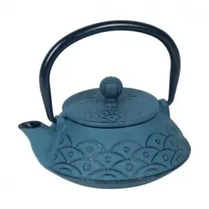Pequeña tetera de hierro fundido de color azul oscuro